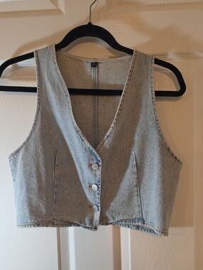 Light Wash Denim Button-Front Crop Vest - Women